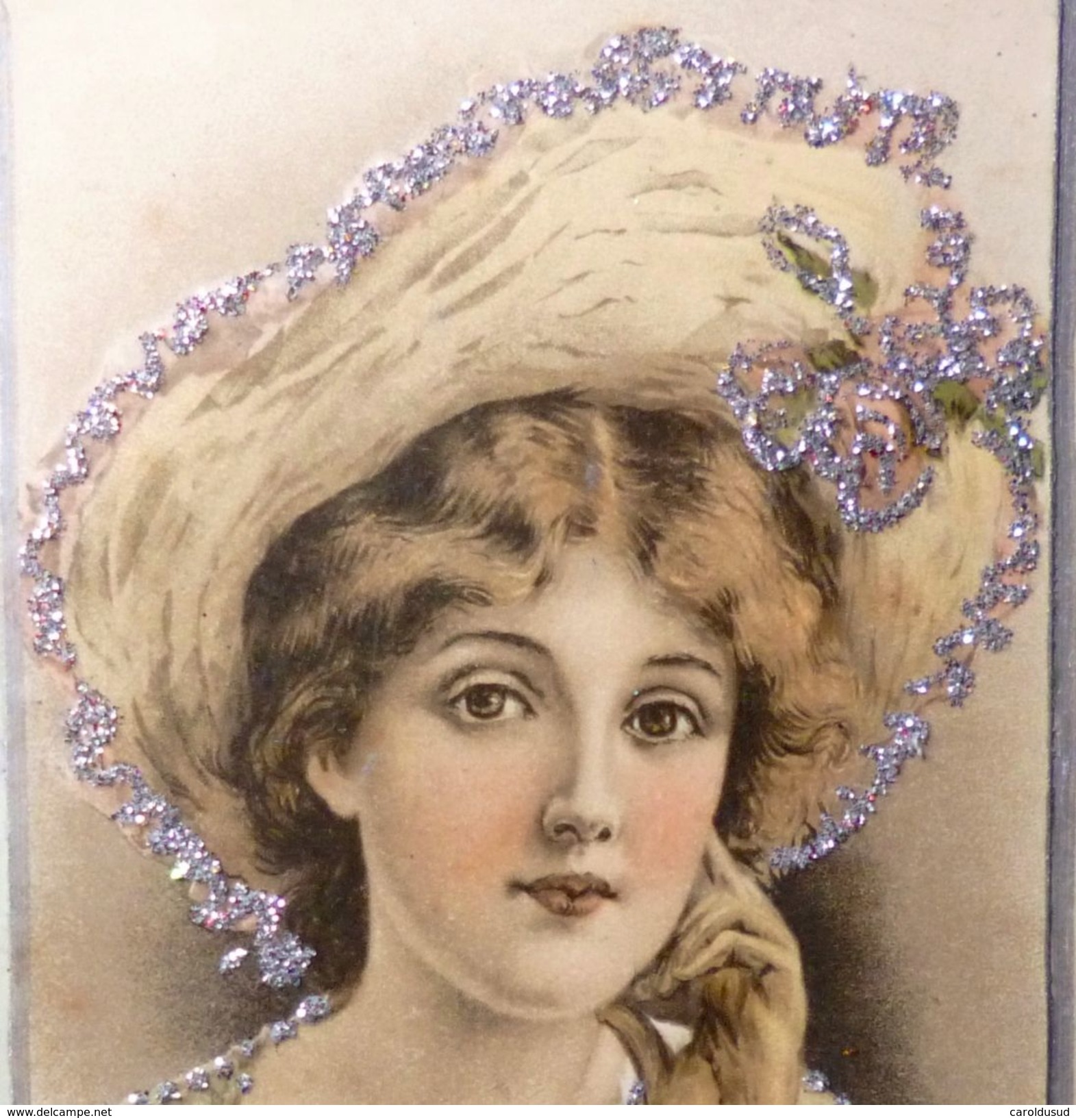 SUPERBE Litho Chromo Couleur Illustrateur Wichera ? Catherine ? Collage Portrait Buste Femme Chapeau Ajoutis Paillettes - Femmes