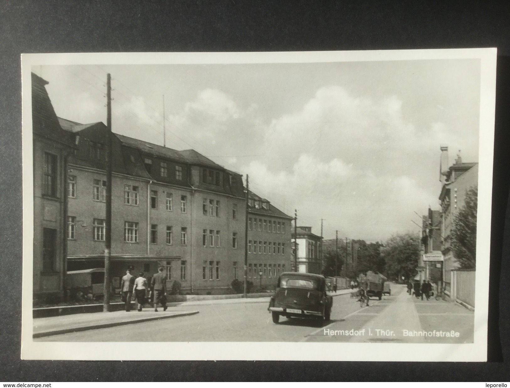 AK HERMSDORF I. Th. Bahnhofstrasse M. Auto Ca.1940// D*29044 - Hermsdorf