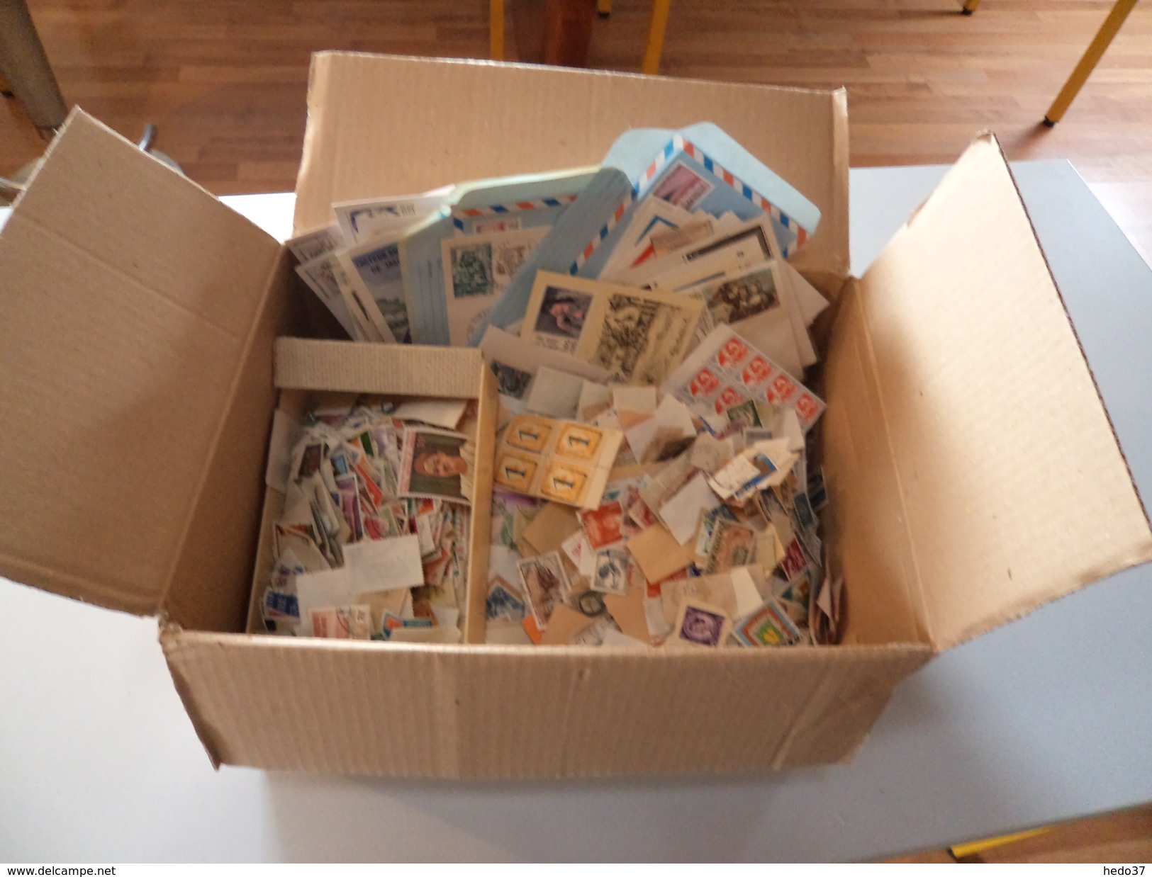 + De 100 Documents, Enveloppes & Des Timbres Par Centaines Sur Fragment, France Et Divers - A Trier - Vrac (max 999 Timbres)