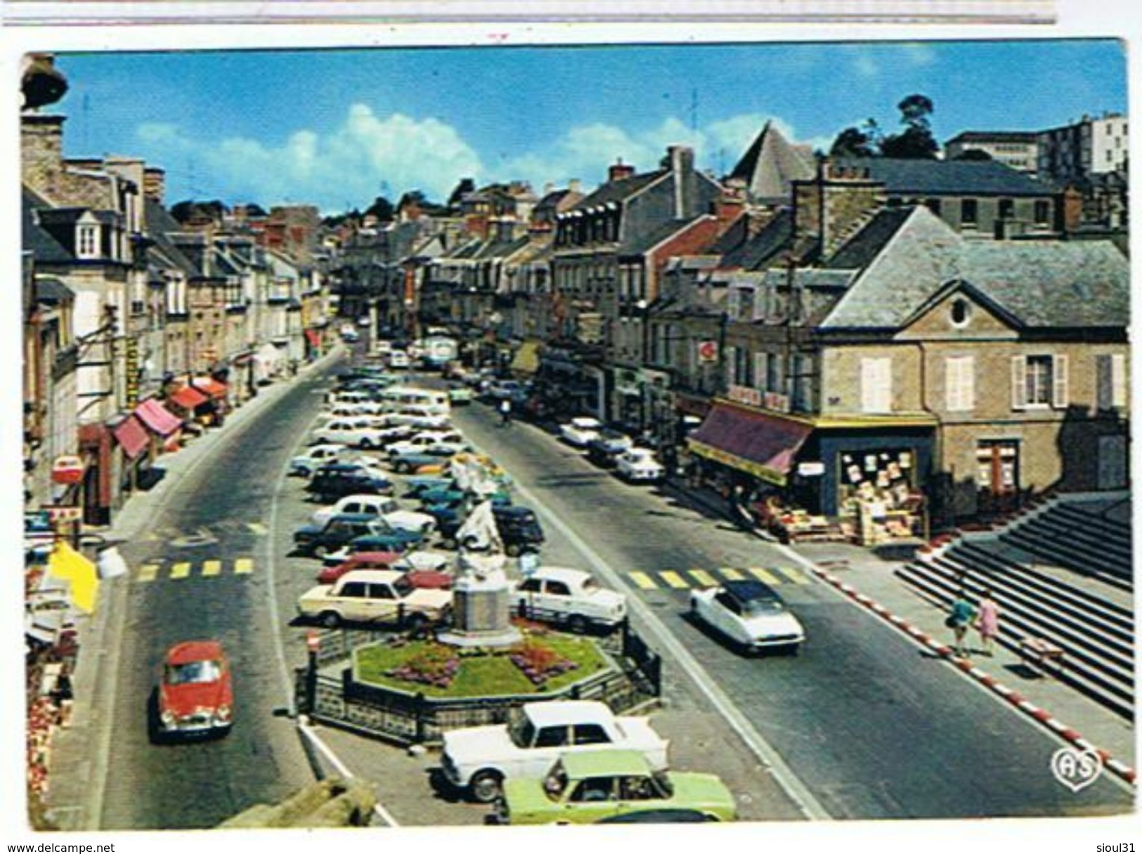 50... VILLEDIEU - LES- POELES   -PLACE  DE LA REPUBLIQUE.   + CITROEN DS  CPM  TBE  LL716 - Villedieu