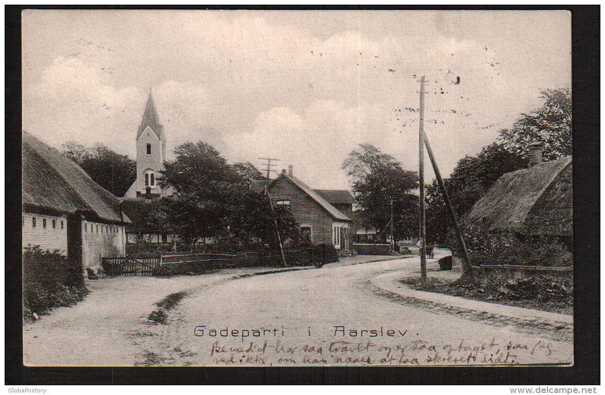 DD2442  DENEMARKEN   GADEPARTI I AARSLEV STREET SCENE CANCEL INK  POSTCARD - Danemark