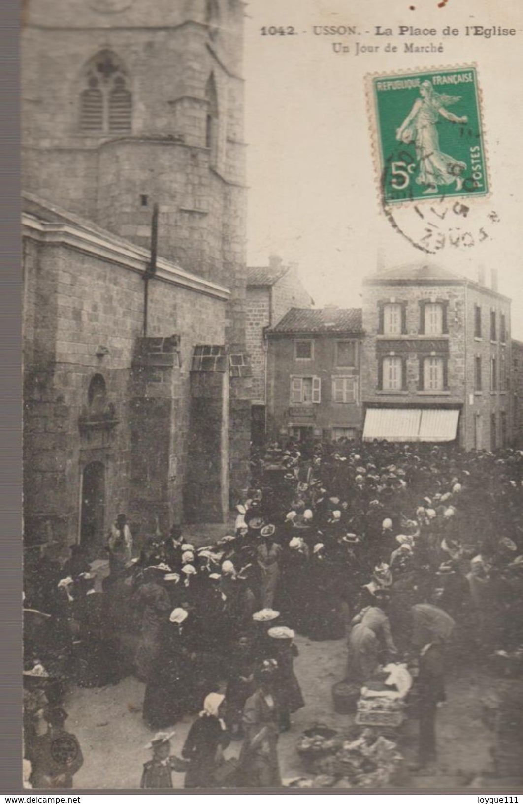 Usson - La Place De L'église, Un Jour De Marché - Sonstige & Ohne Zuordnung