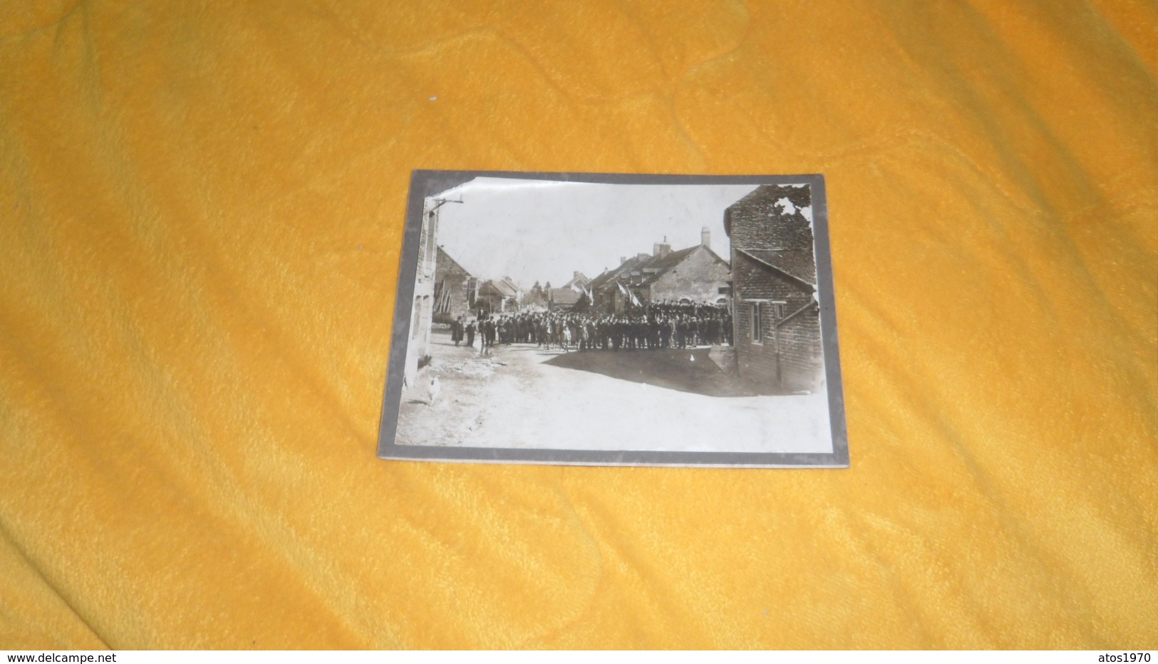 PHOTO ANCIENNE DATE ?. / A IDENTIER ?. / VILLAGE ET GRANDE ANIMATION . - Lieux