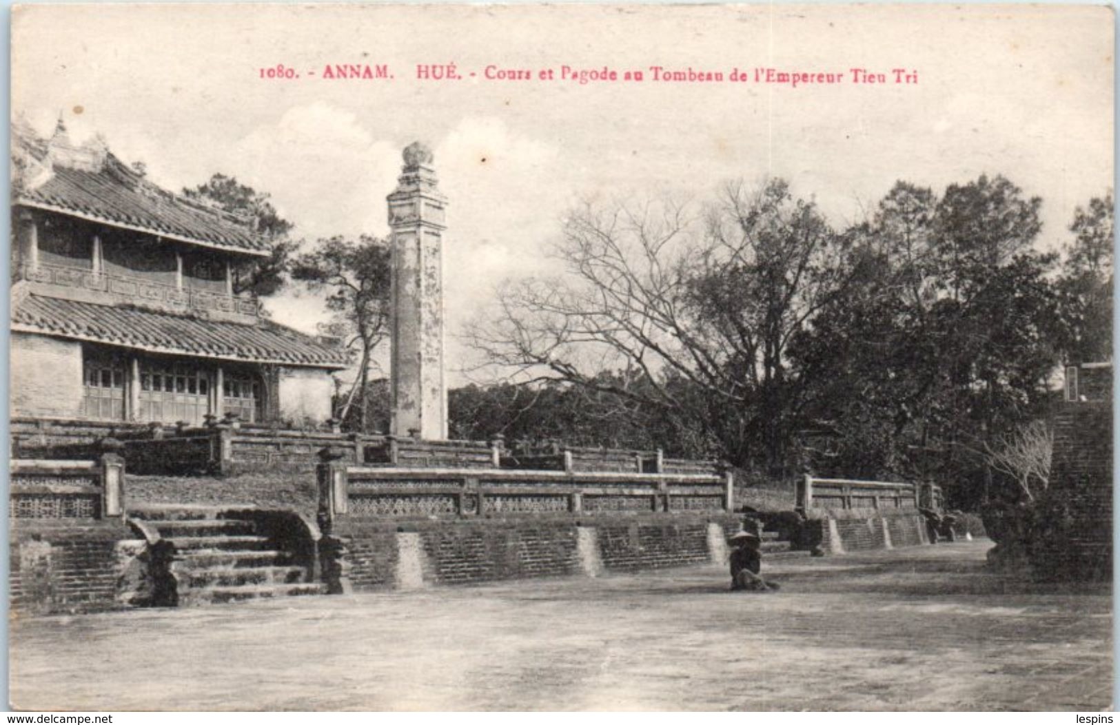 VIÊT NAM --  Annam - Hué - Cours  Et Pagode Au Tombeau De L'Empereur Tien Tri - Vietnam