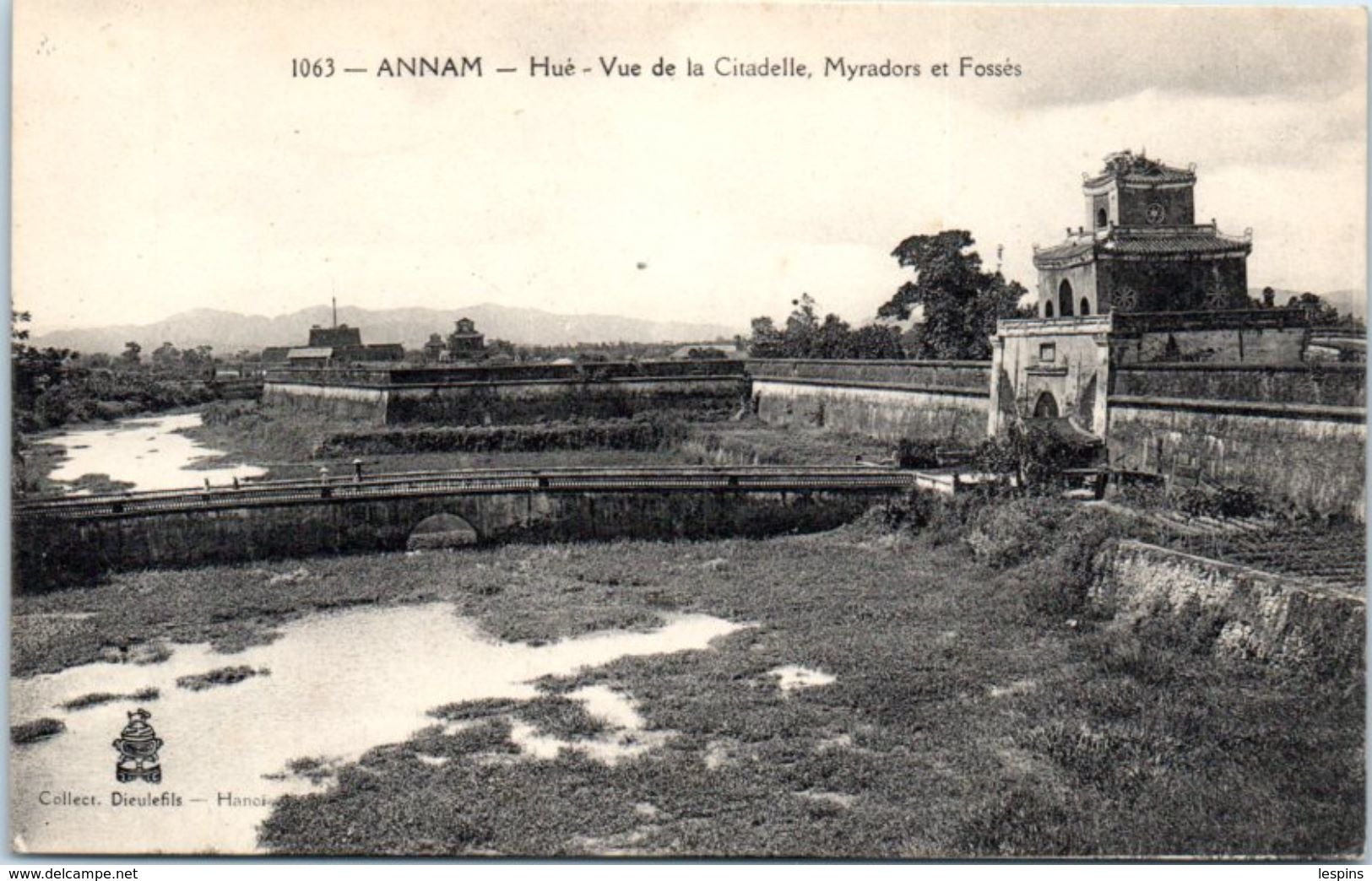 VIÊT NAM --  Annam - Hué - Vue De La Citadelle , Myradon Et Fossés - Vietnam