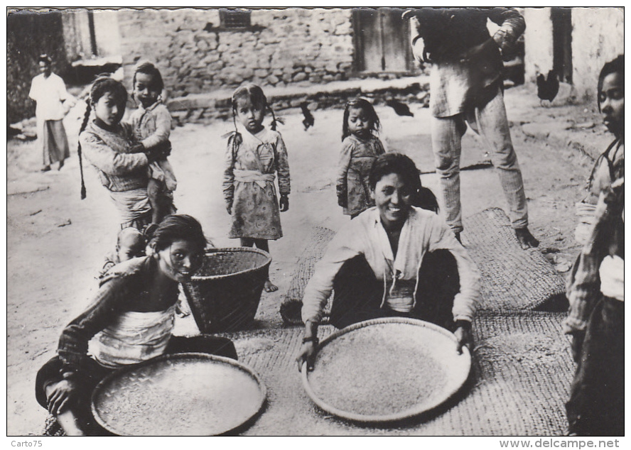 Népal - Kathmandou - Scènes Et Types - Village Tamisage Du Riz - Editeur Robillard Paris N° 22 - Nepal