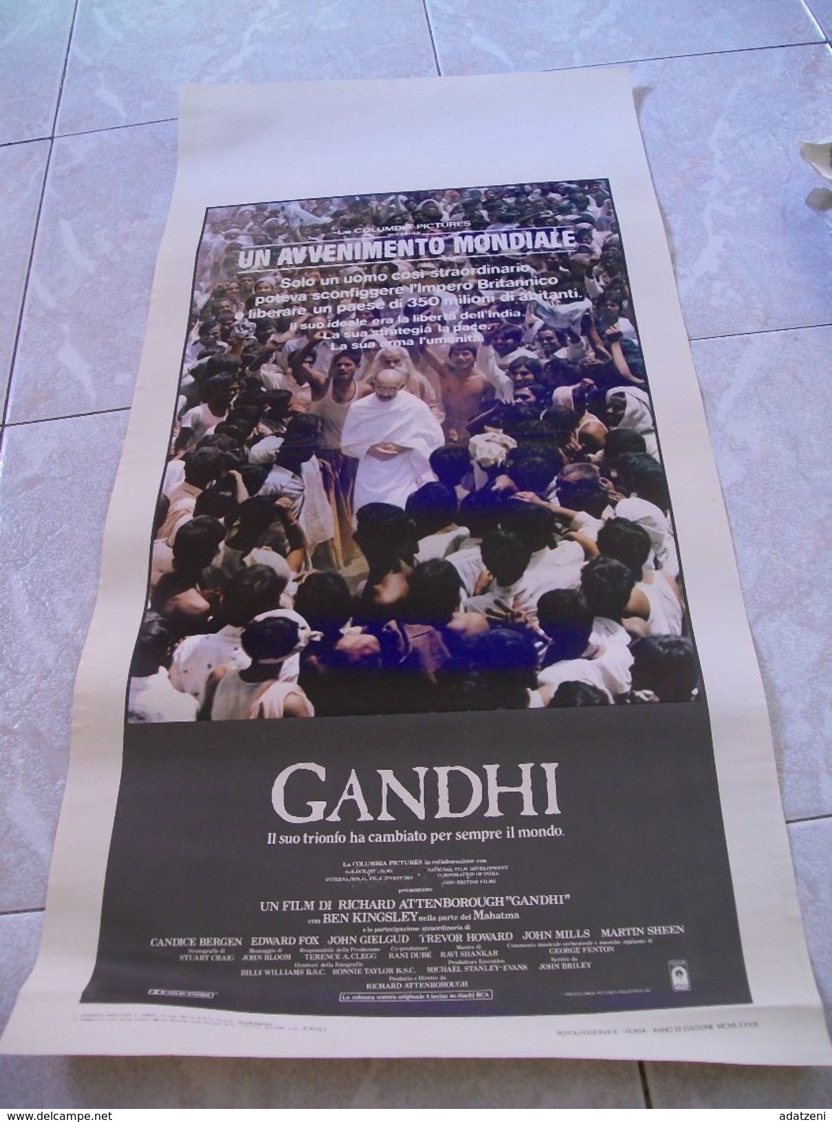 LOCANDINA FILM GANDHI   IL SUO TRIONFO HA CAMBIATO   PER SEMPRE IL MONDO   ANNO EDIZIONE 1983 DIM CM 70 X 33 - Manifesti