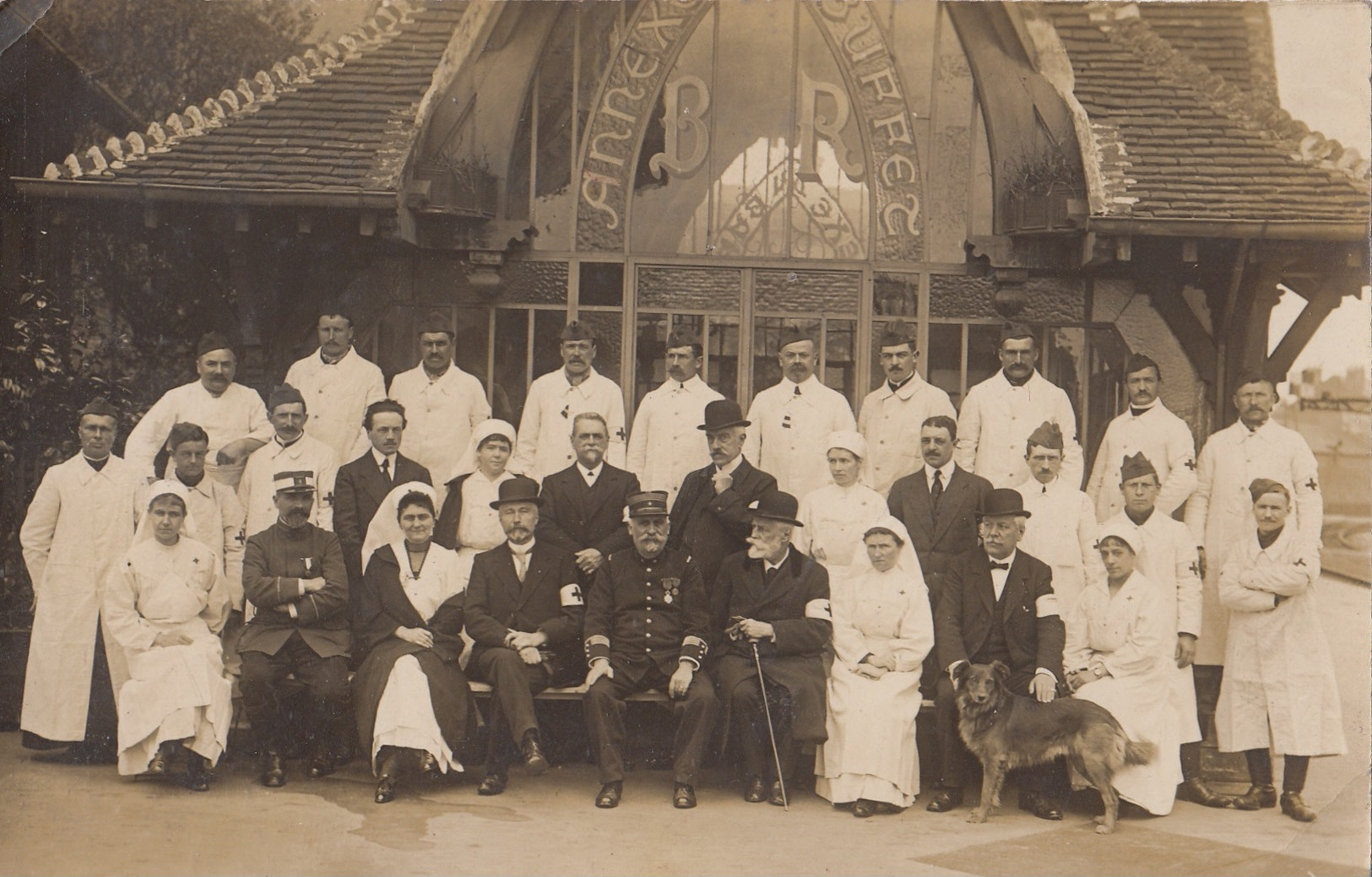 CARTE POSTALE DE LISIEUX / CARTE PHOTO / CROIX ROUGE / INFIRMIERES / MILITAIRES - Lisieux