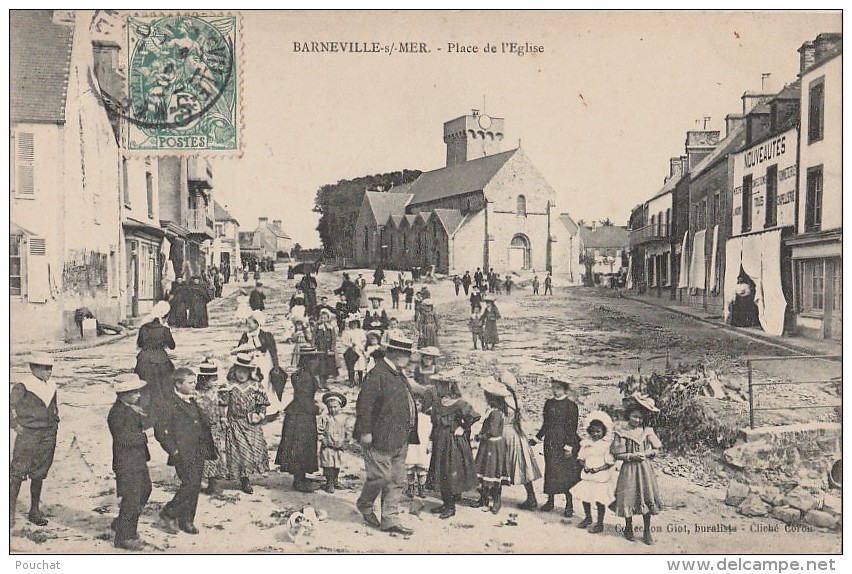 L17- 50)  BARNEVILLE SUR MER  (MANCHE) PLACE DE L'EGLISE  - (TRES ANIMÉE) - Barneville