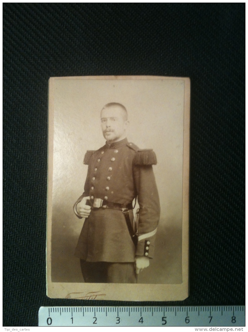 Photo CDV - Buste D'Homme En Uniforme Militaire Avec Numéro 3, Photographie Pierre Petit, Paris 1890 - Personnes Anonymes