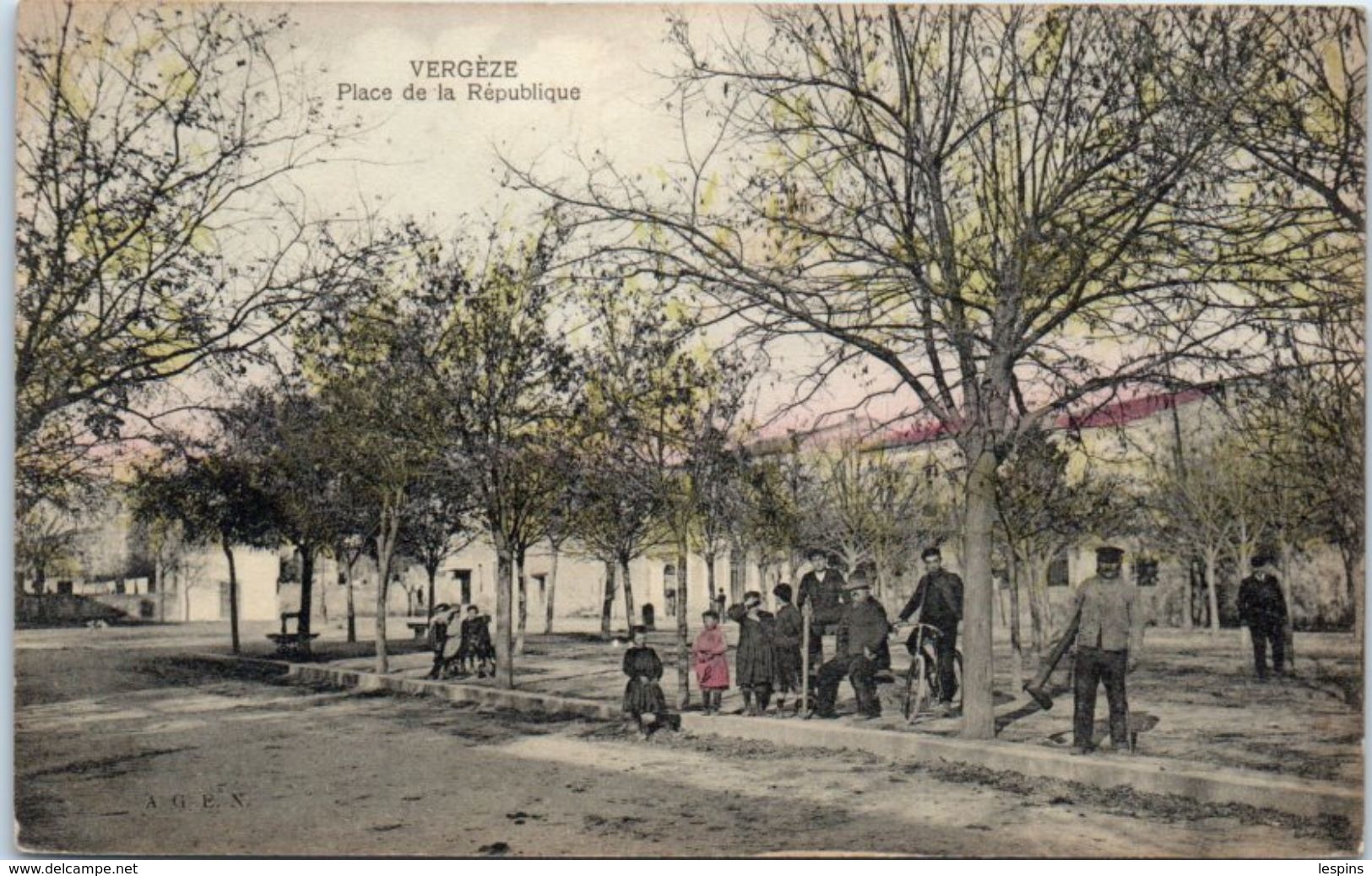 30 - VERGEZE -- Place De LaRépublique - Vergèze