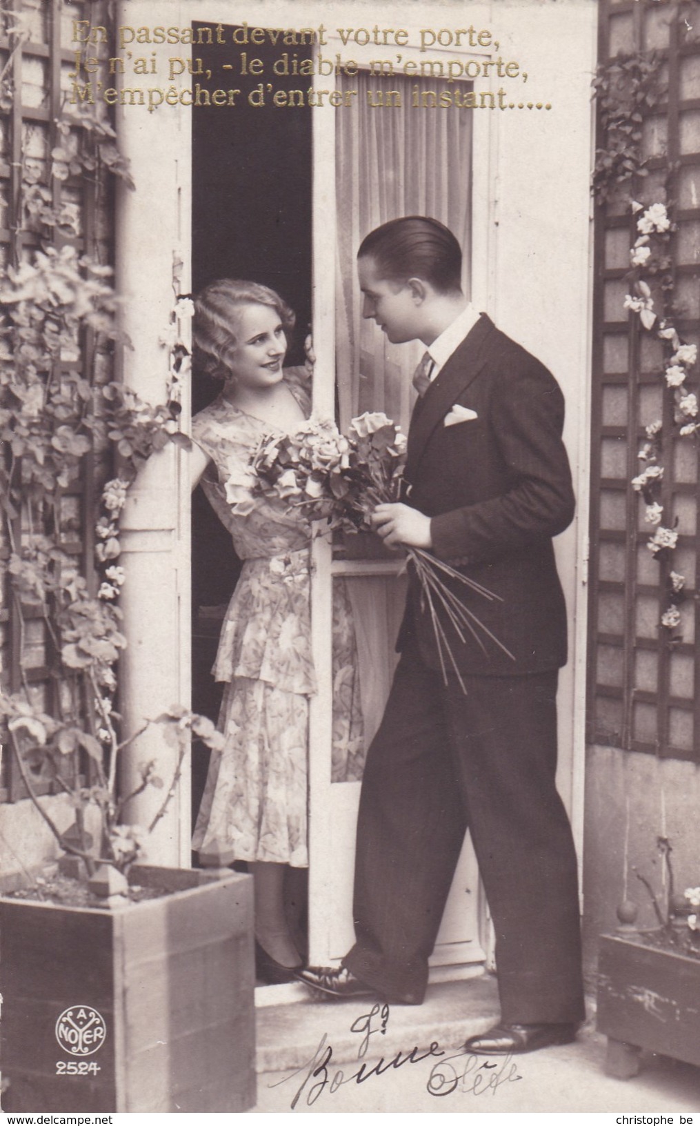 CPA Koppel, Couple, Homme Avec Fleurs Pour Copine. Boy Offering Roses At Lady  (pk40938) - Autres & Non Classés