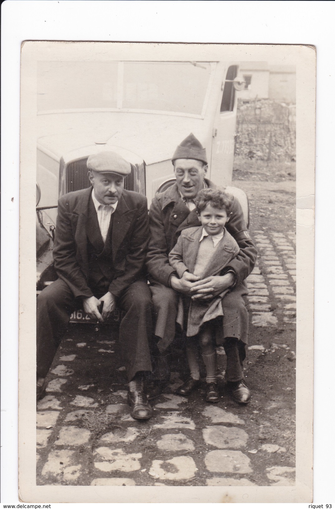 Carte Photo (personnes Assises Devant Un Voiture) - To Identify