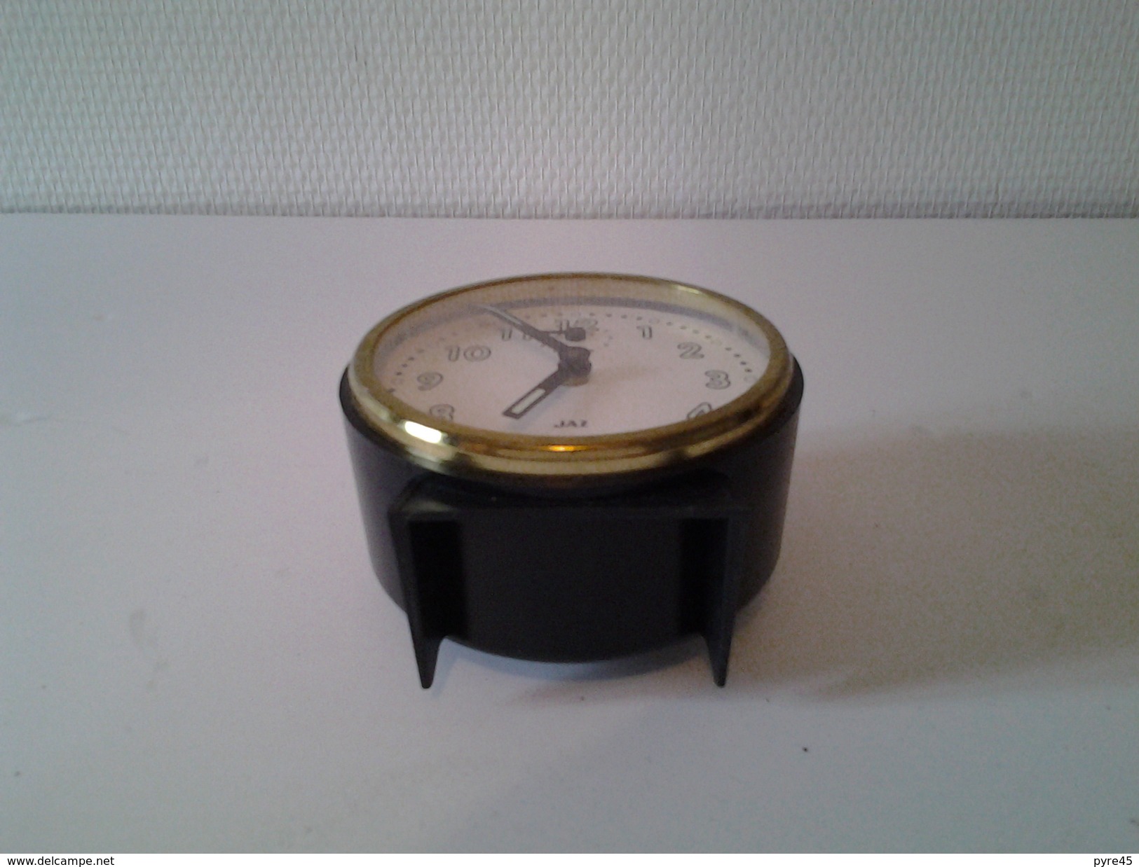 Réveil Jaz Noir Plastique Et Métal En état De Marche 9,5 X 9 Cm 210 Gr - Alarm Clocks