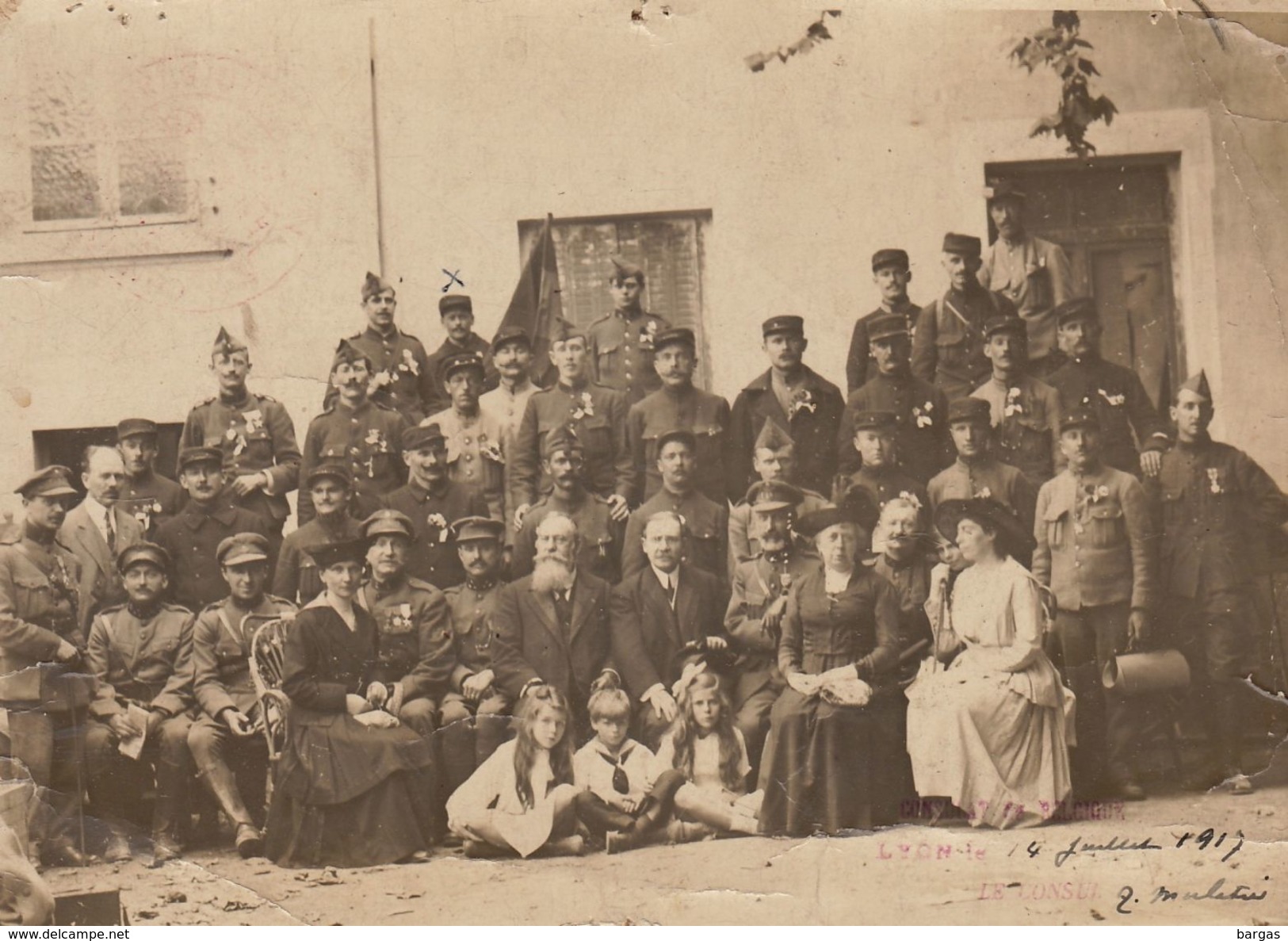 Photo Groupe De Militaire Pendant La Guerre Lyon Signée Consul .... - Guerre, Militaire