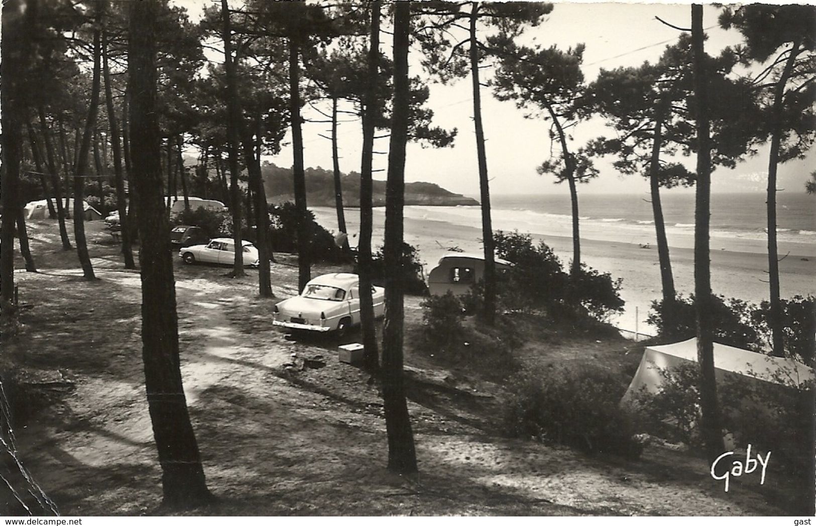 17  MESCHERS  PLAGE DE  SUZAC  ET LE CAMPING DE LA  COTE  DE  BEAUTE (VOITURES CITROEN 2 V DS ID  SIMCA ARIANE ) - Meschers