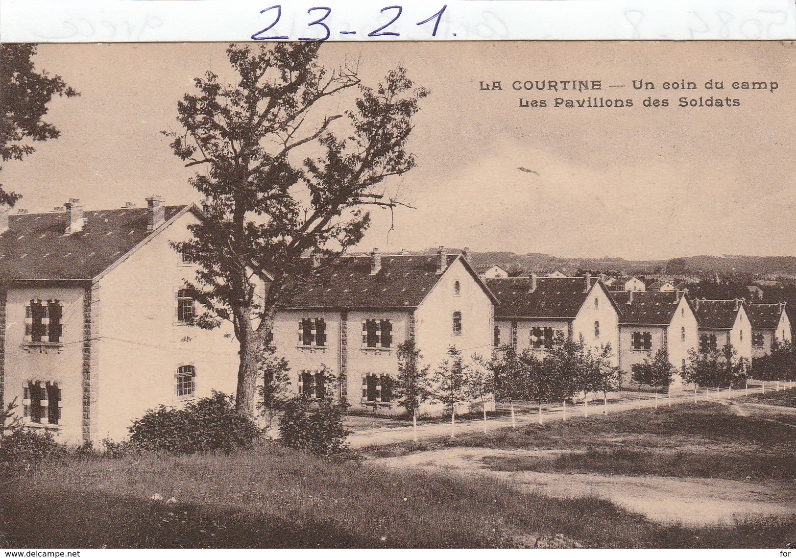 Militaria : LA COURTINE : Creuse (  Les Pavillons Des Soldats  2é Brigade ) - Casernes