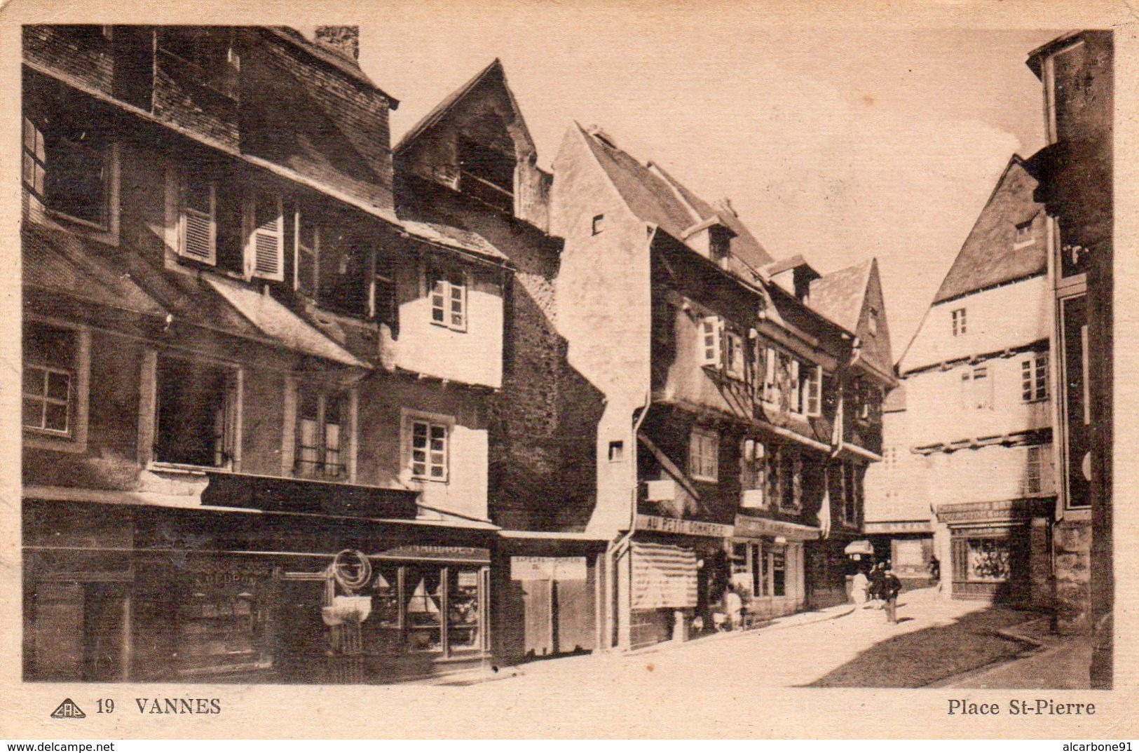 VANNES - Place Saint Pierre - Vannes