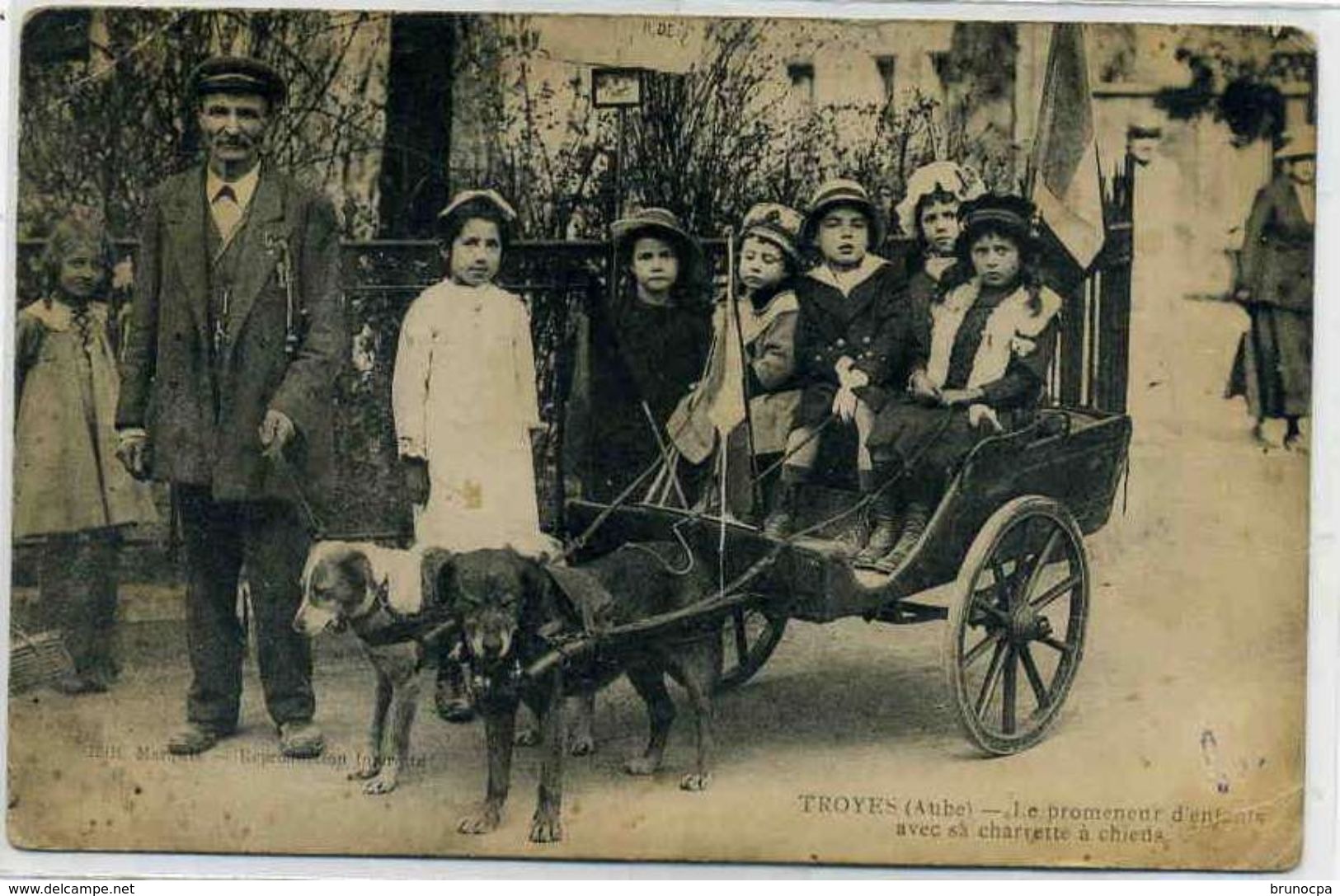 TROYES Le Promeneur D'enfants Et Sa Voiture à Chiens RARETE DE L AUBE - Troyes