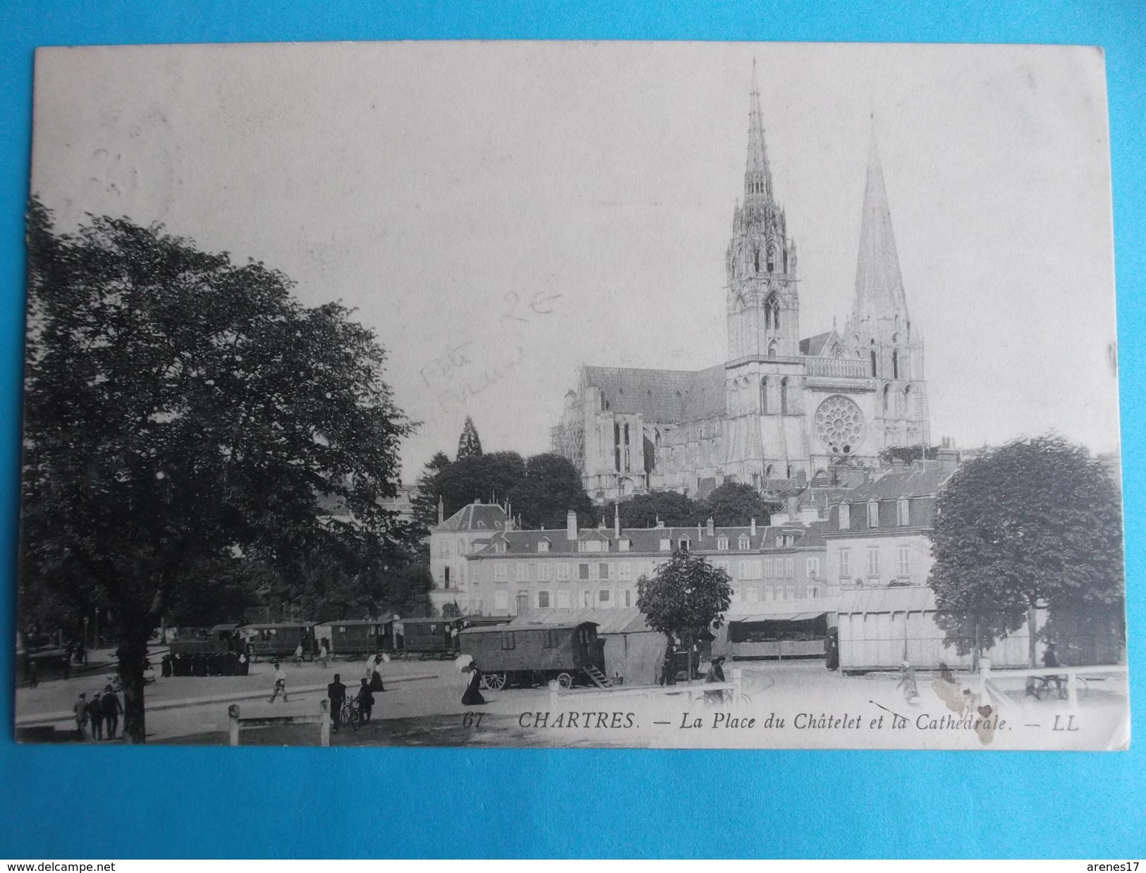 28 : CHARTRES :PLACE Du CHATELET Et La CATHEDRALE , C.P.A., Carte En Très Bon état,animée - Chartres