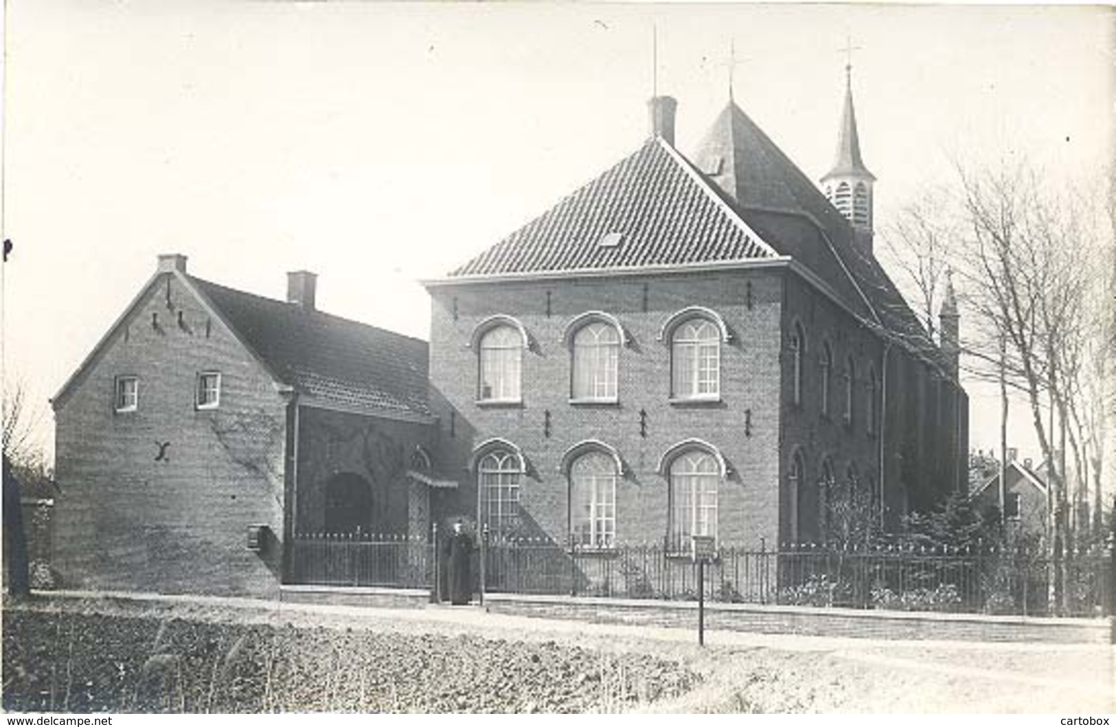 Hurwenen, Zonder Titel (afgebeeld Is De RK Kerk, Pastoor Poseert Aan Het Hek)(originele Fotokaart / 2 X Scan)(Maasdriel) - Altri & Non Classificati