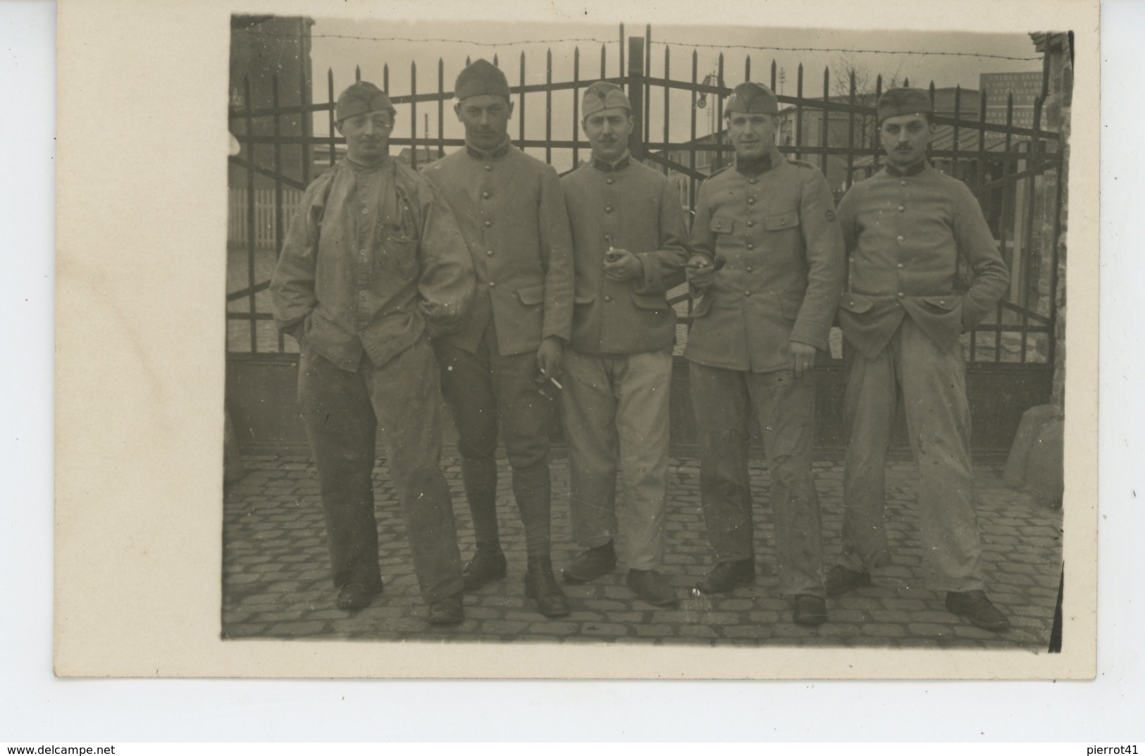 ALLEMAGNE - KOBLENZ - MILITARIA - Lot De 2 Cartes Photo Militaires Devant L'entrée Du PARC AUTOMOBILE COBLENCE LUTZEL - Koblenz