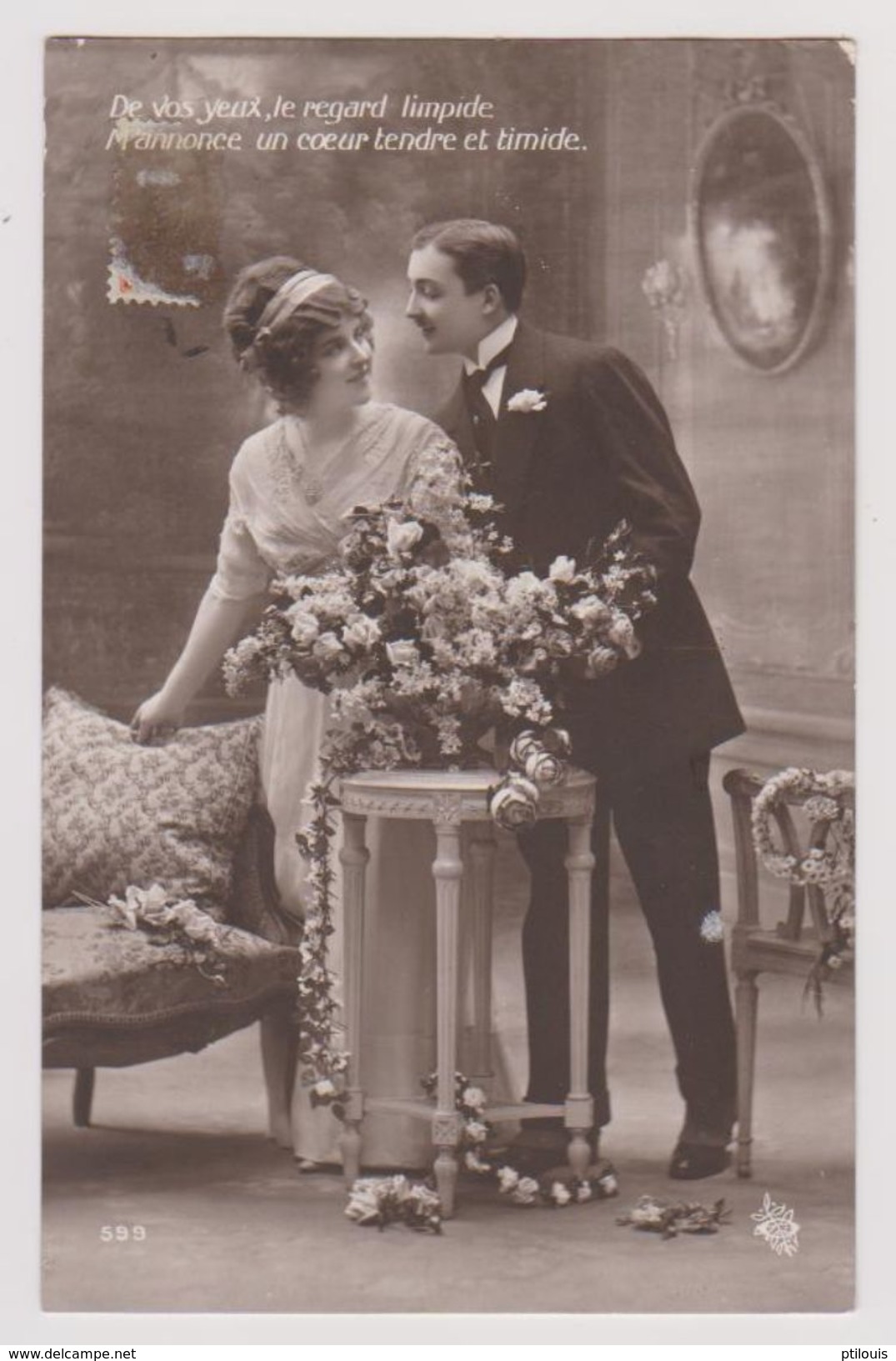 Couple, Guéridon, Fleurs - "De Vos Yeux, Le Regard Limpide M'annonce Un Coeur Tendre Et Timide." - (599) - Couples