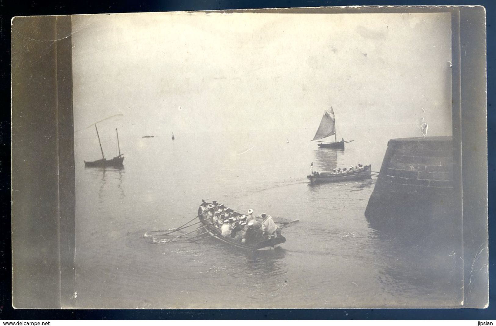 Cpa Carte Photo à Identifier 2 Canots Avec Marins  Marine Nationale Sortant Du Port  Tourelle Au Loin Sep17-87 - Pêche