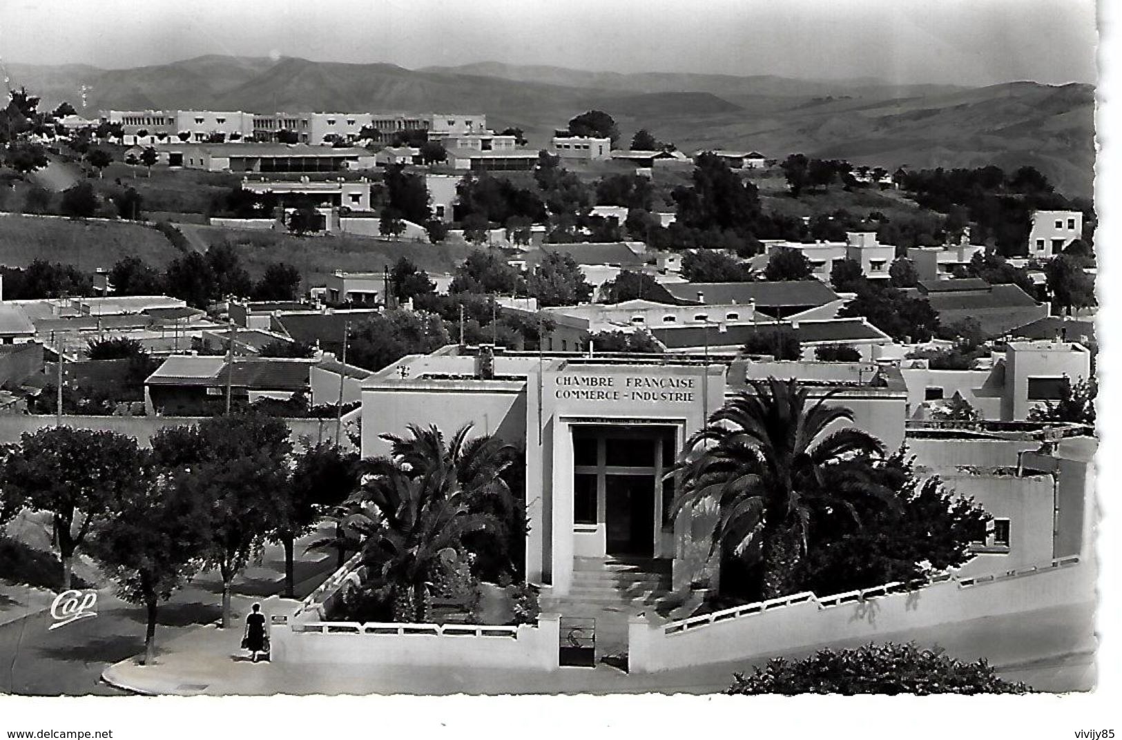 TAZA - ( MAROC ) - Belle Vue Animée De La Chambre De Commerce Et Industrie , Dans Le Fond , Les Casernes - Otros & Sin Clasificación