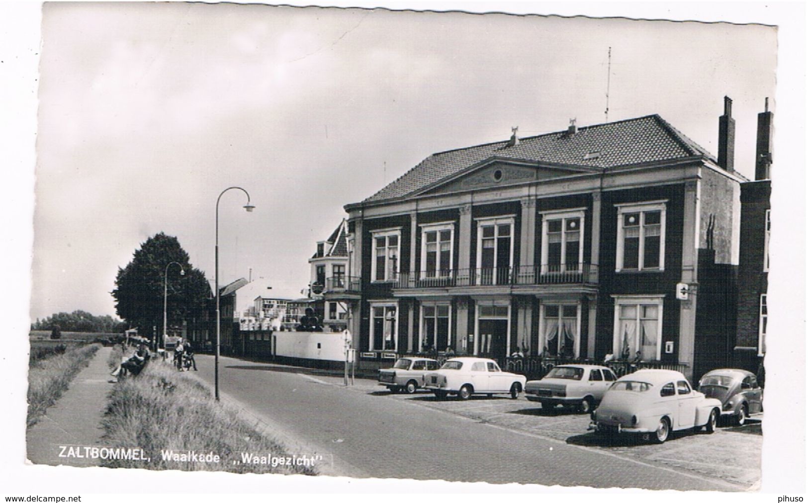 8 / ZALTBOMMEL : Waalkade Waalgezicht With Daf 33, Opel Rekord, Volvo PV 544 - Zaltbommel