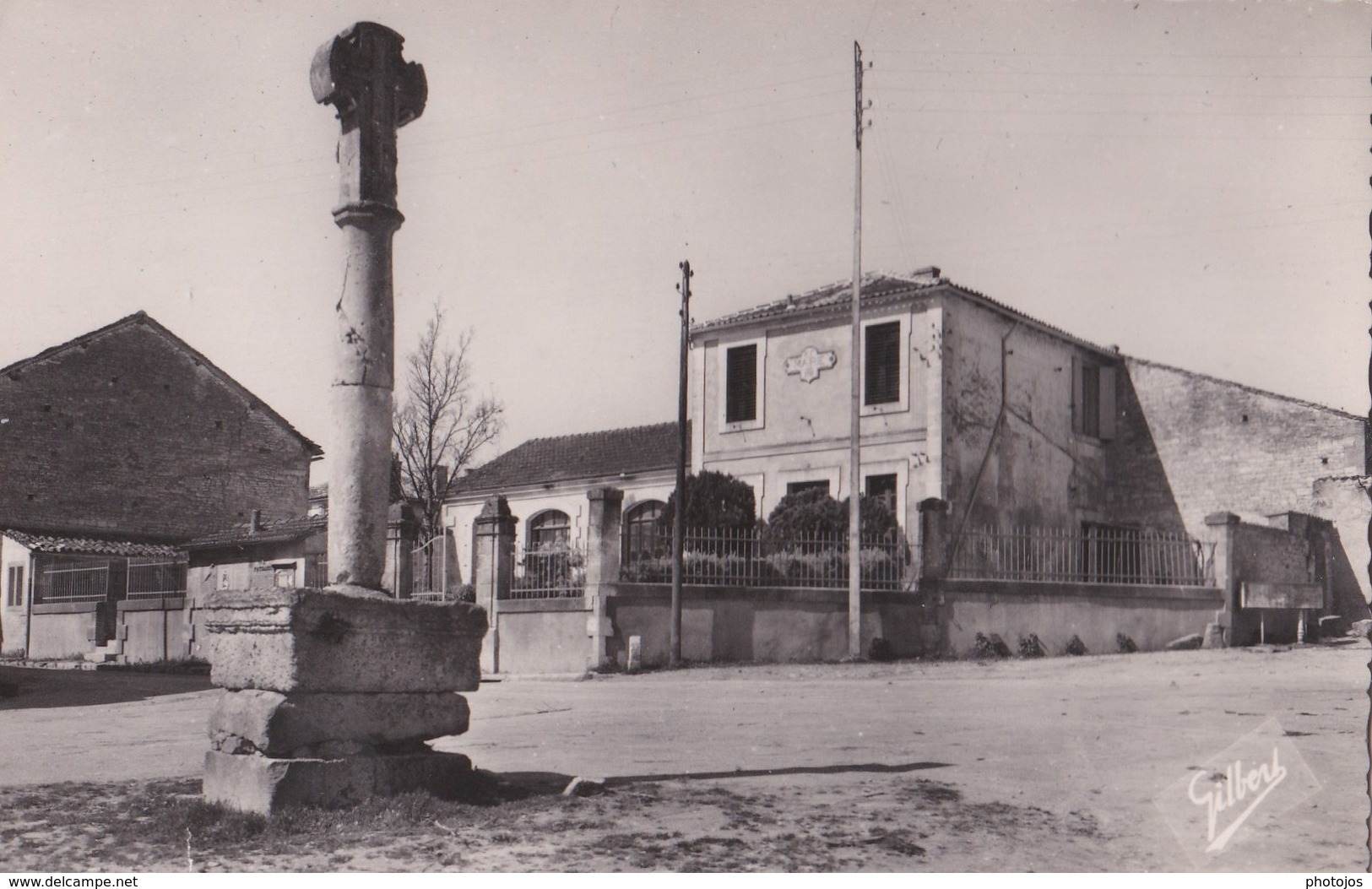 Carte Postale Petit F : Vaux Rouillav (16) Place De La Mairie    Ed Gilbert à Jarnac - Rouillac