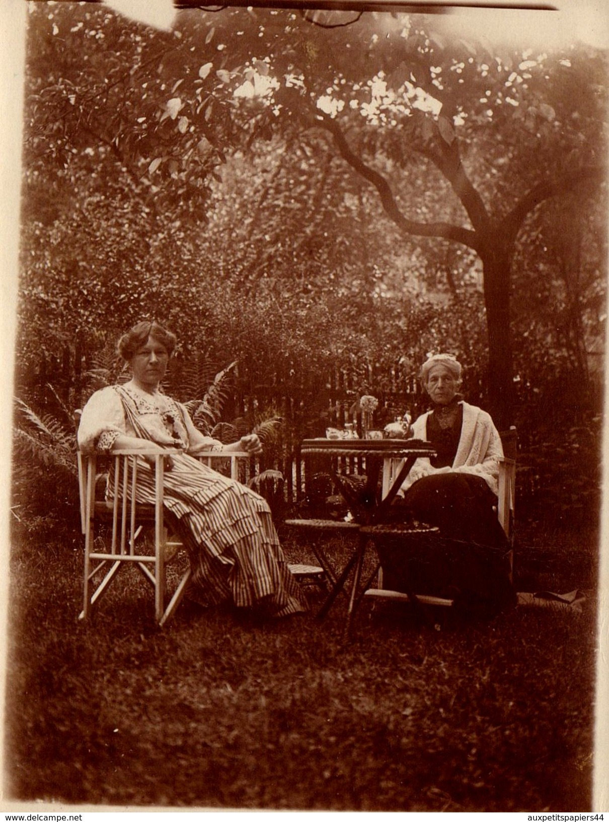 Photo Originale Mère Et Fille Au Jardin Pour Le Thé, Goûter Vers 1910 - Personnes Anonymes