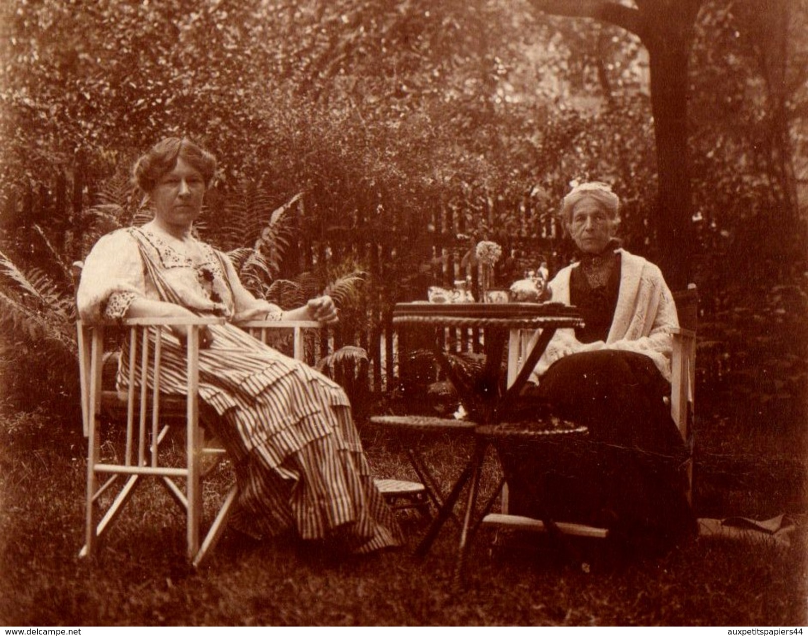 Photo Originale Mère Et Fille Au Jardin Pour Le Thé, Goûter Vers 1910 - Anonymous Persons