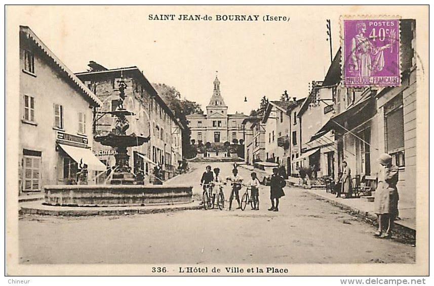 SAINTJEAN DE BOURNAY HOTEL DE VILLE ET LA PLACE - Saint-Jean-de-Bournay