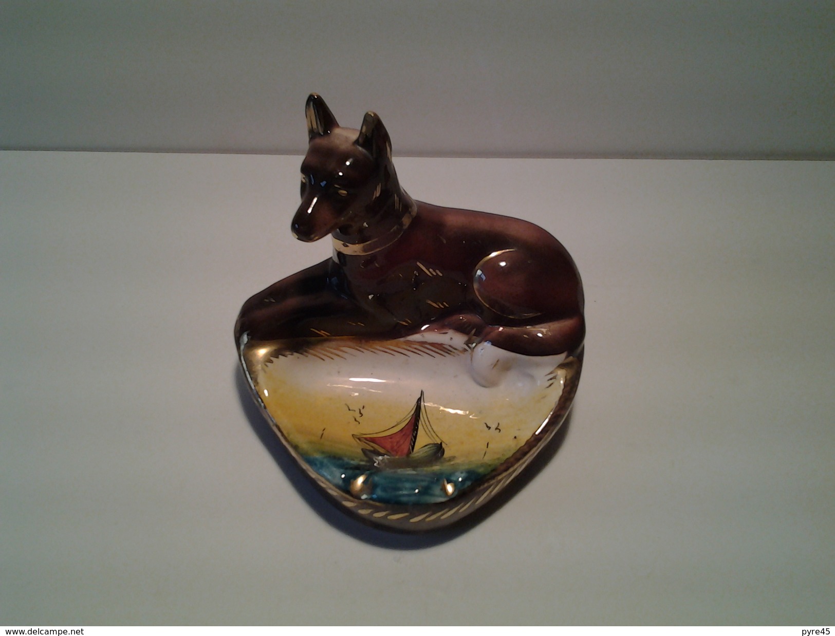 CENDRIER EN CERAMIQUE AVEC CHIEN DECOR VOILIER 14 X 16 X 13 CM 500 GR - Porcelain