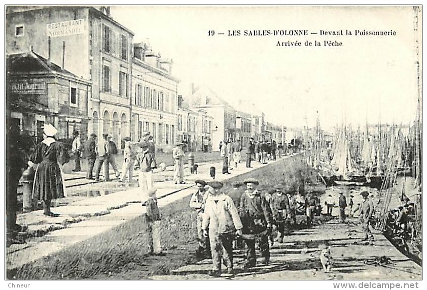 LES SABLES D'OLONNE DEVANT LA POISSONNERIE ARRIVEE DE LA PECHE - Sables D'Olonne