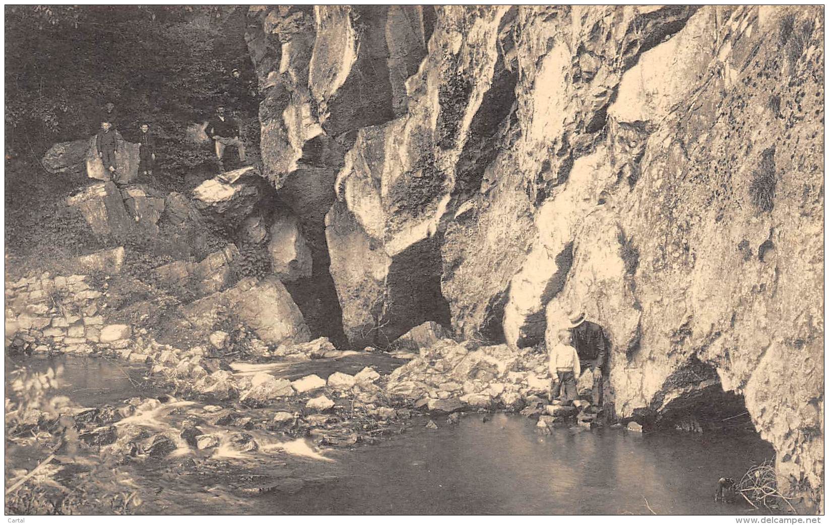 NISMES - L'Adugeoir.  Entrée De L'Eau Noire Dans La Montagne. - Viroinval