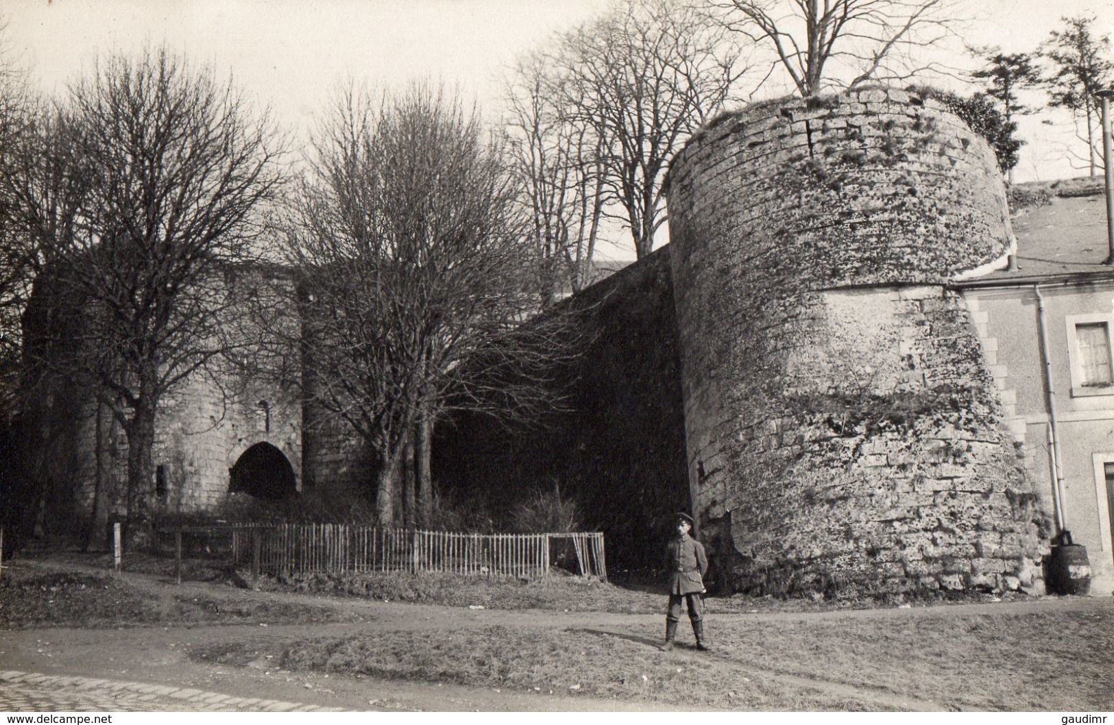 CARTE PHOTO ALLEMANDE - SOLDAT POSANT DEVANT LA PORTE DE SOISSONS A LAON - AISNE - GUERRE 1914 1918 - Guerre 1914-18