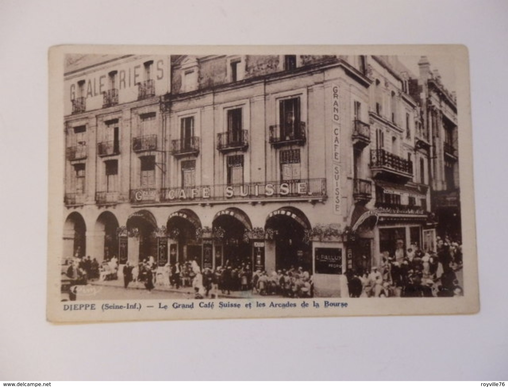 Dieppe, Le Grand Café Suisse Et Les Arcades De La Bourse. - Dieppe