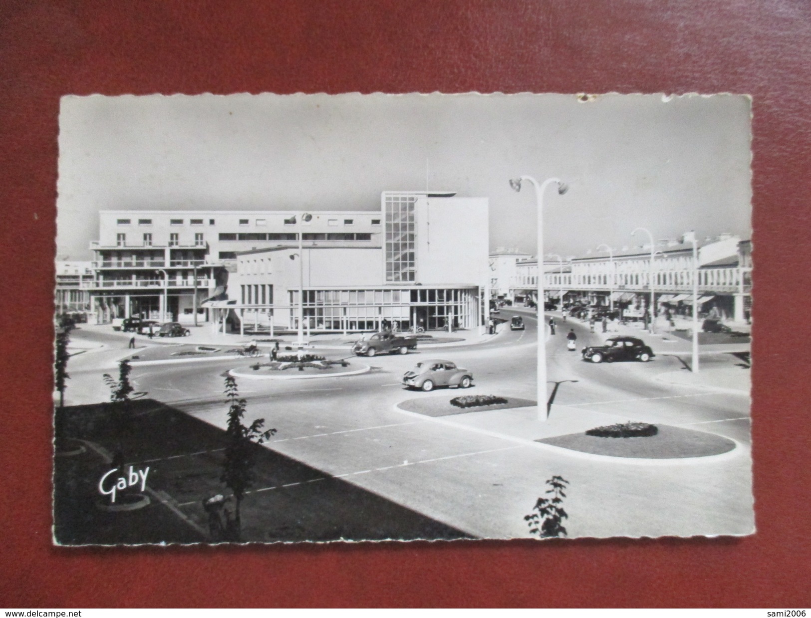 CPA PHOTO 17 ROYAN LE ROND POINT ET LA POSTE VOITURES ANCIENNES - Royan