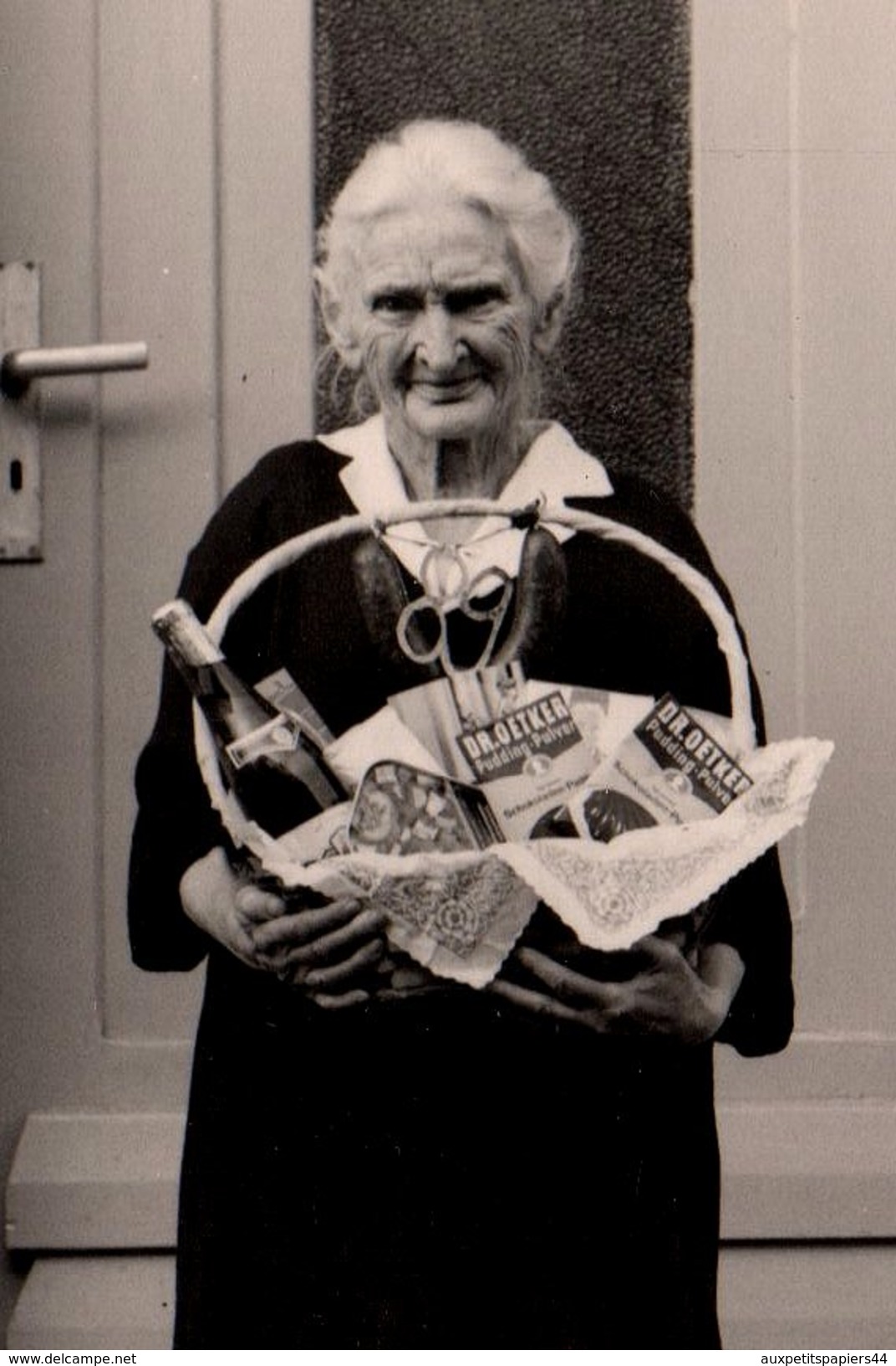 Photo Originale Vieux & Vieilles - Grand-Mère Et Sa Corbeille Cadeaux De Fin D'année Ou D'Anniversaire - Personnes Anonymes