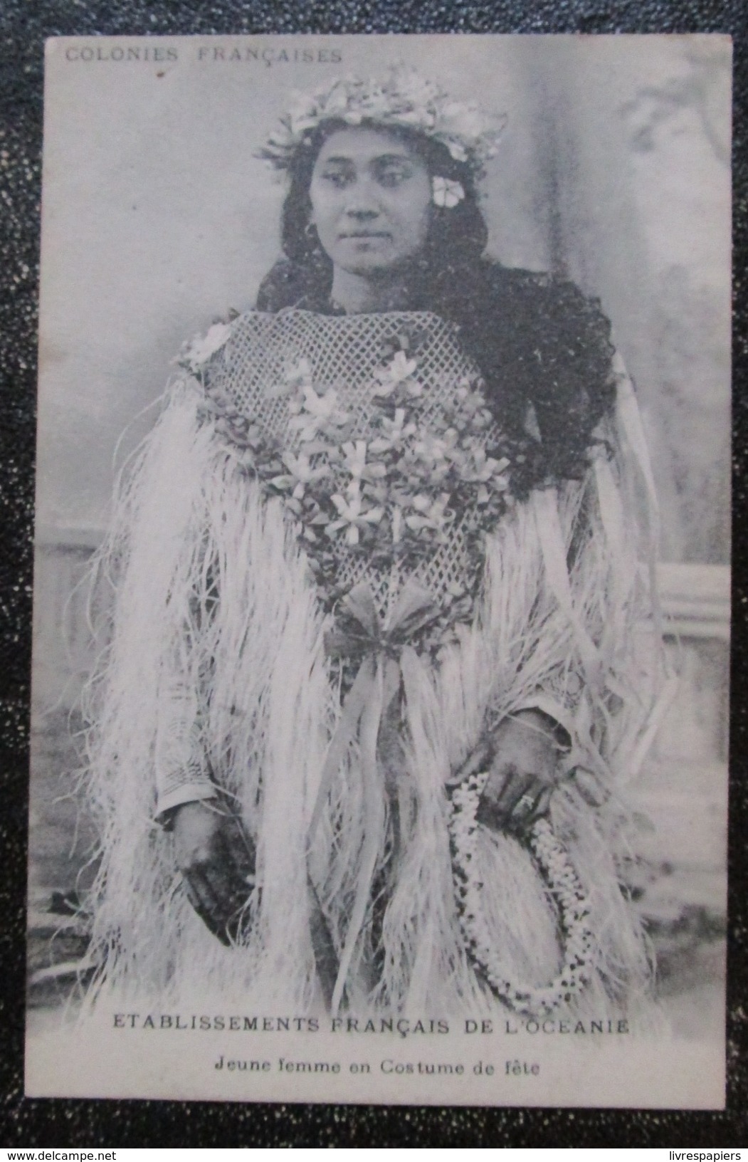 Tahiti Jeune Femme Costume Fete   Cpa Etablissements Français De L'oceanie - Tahiti