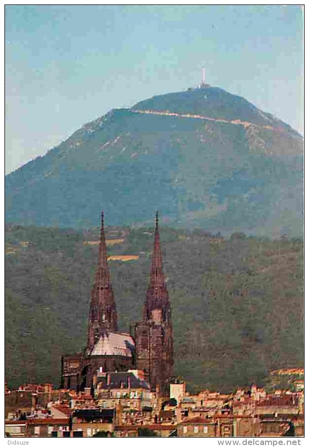 63 - Clermont Ferrand - La Silhouette De La Cathédrale Se Détachant Sur Le Puy De Dome - Voir Scans Recto-Verso - Clermont Ferrand