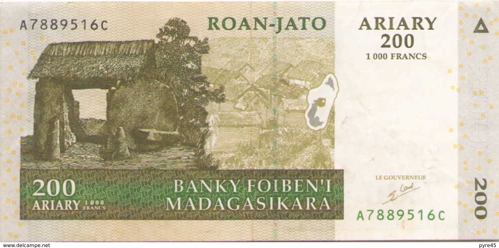 Madagascar Billet De 200 Ariary 2004 - Madagascar