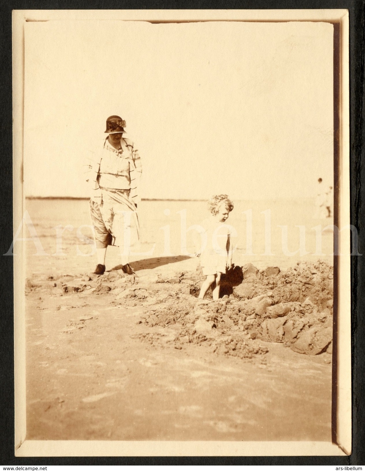 Photo Ancien / Foto / Woman / Femme / Garden / Jardin / Child / Enfant / Size: 12 X 9 Cm. / Seaside / Sur La Plage - Personas Anónimos