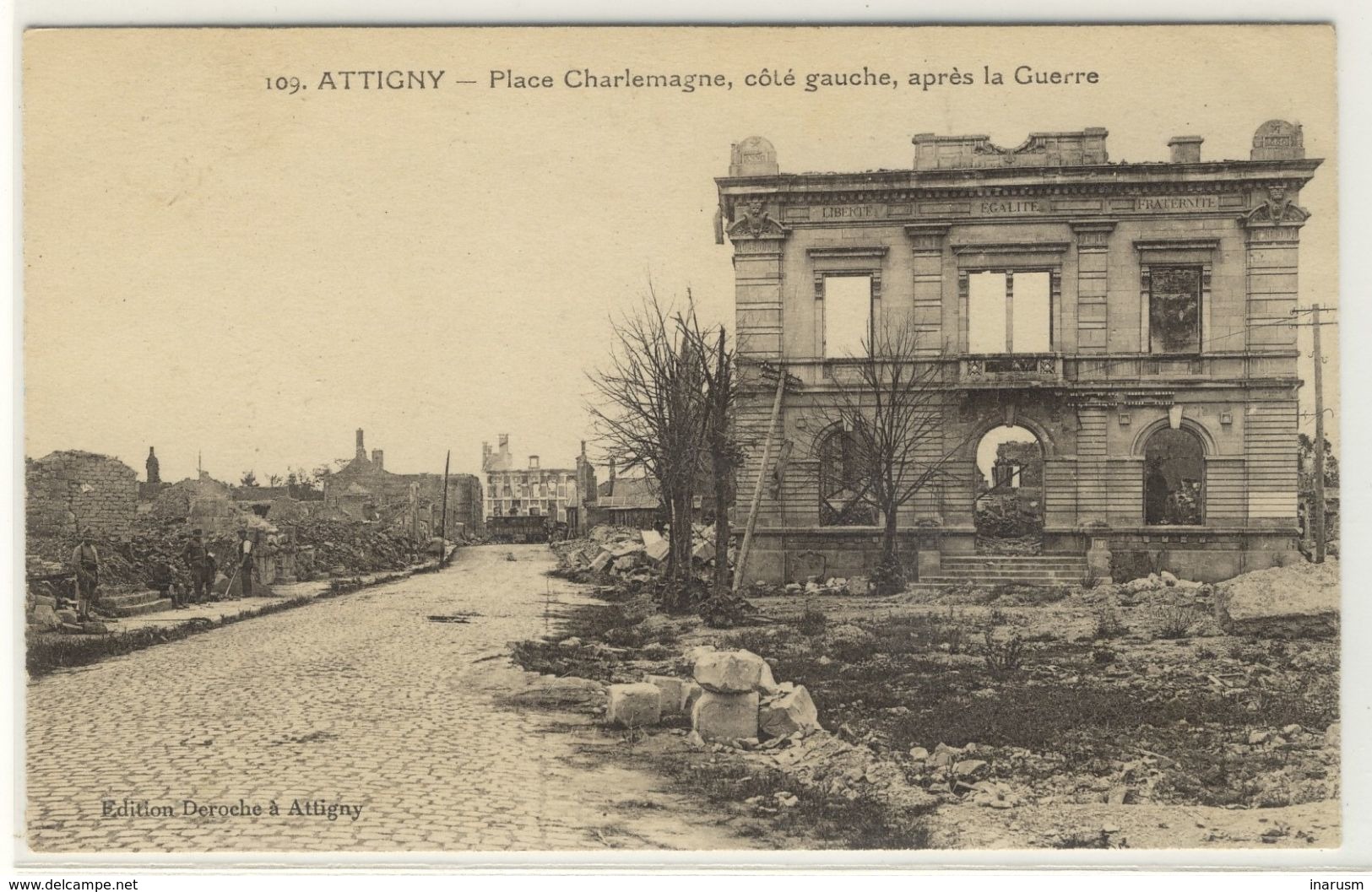 ATTIGNY  -  La Place Charlemagne Après La Guerre  -  Ed. Deroche, N° 109 - Attigny