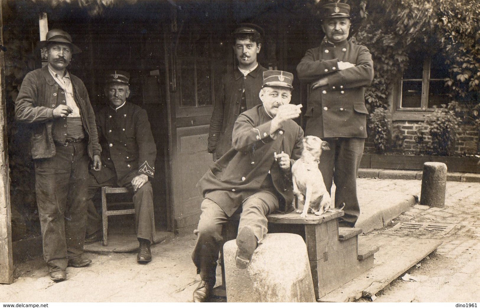 CPA 2117- MILITARIA - Carte Photo Militaire - Policier - Poste De Police - Porte De Paris - Photo J. VERLEYE Rue Pouchet - District 17