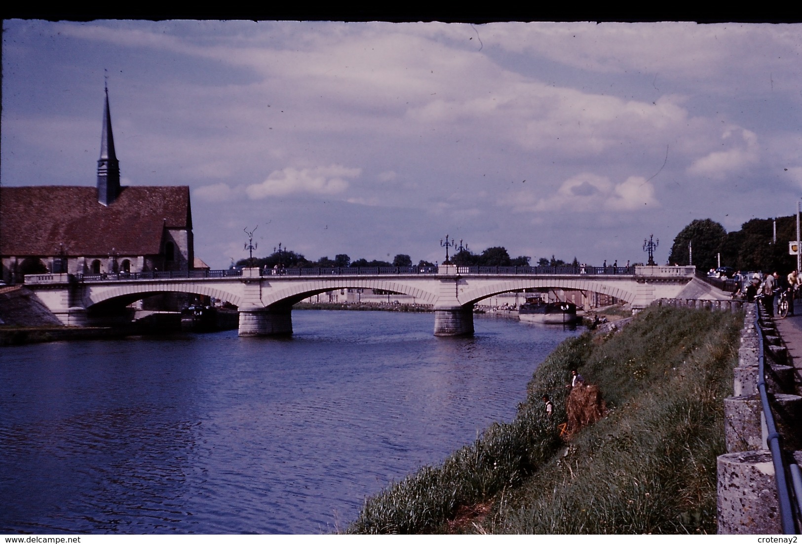 Photo Diapo Diapositive Slide Sens En 1958 Belle Péniche Sous Le Pont Station Essence BP VOIR ZOOM - Diapositives (slides)