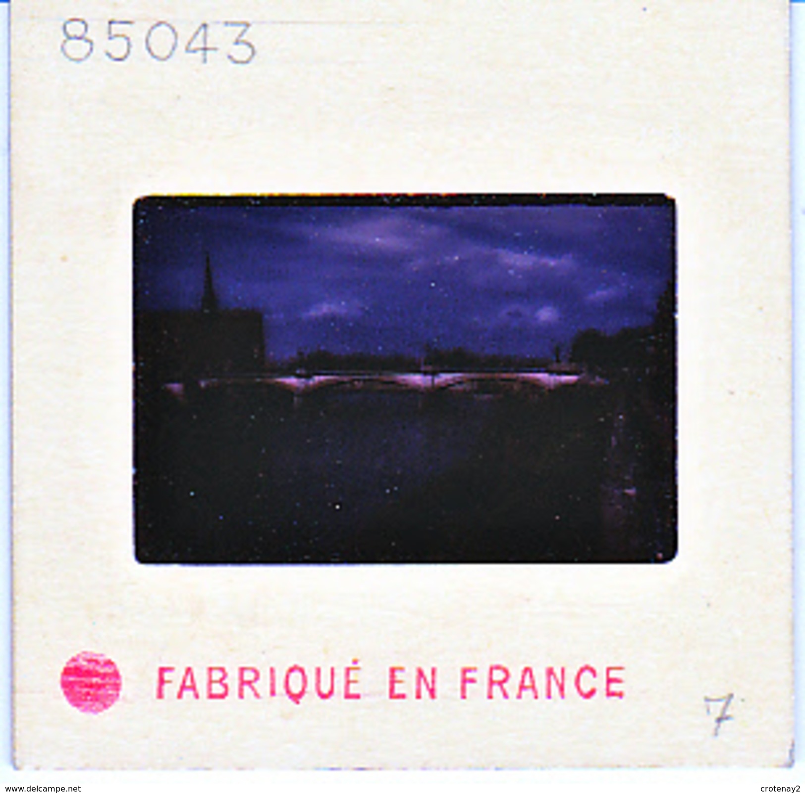 Photo Diapo Diapositive Slide Sens En 1958 Belle Péniche Sous Le Pont Station Essence BP VOIR ZOOM - Diapositives (slides)