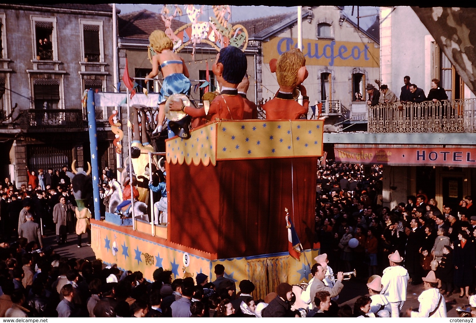 Photo Diapo Diapositive Chalon Sur Saône 1959 Carnaval Char N°9 Garage PEUGEOT Hötel Pub Bière Würgler VOIR ZOOM - Dias